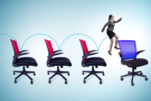 Conceito de promoção com as cadeiras de escritório e empresária - Foto, Imagem