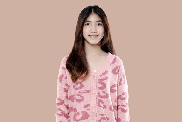 Portrait de Happy Asiatique origine ethnique adolescent fille isolé sur fond brun pastel. - Photo, image