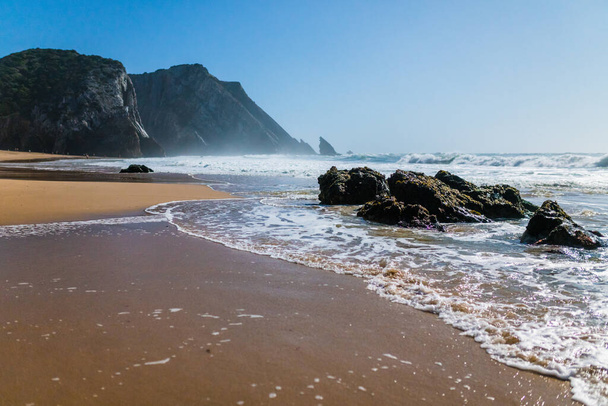 Морские волны со скалами и камнями, Природный пейзаж. - Фото, изображение