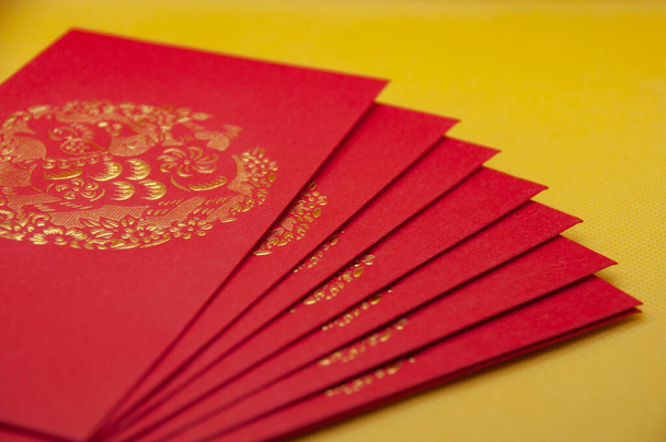 Китайские новогодние пакеты на желтом фоне. - Фото, изображение