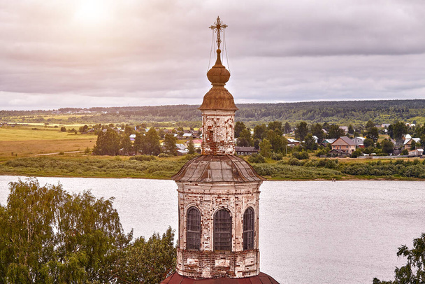 Cruzes ortodoxas orientais em cúpulas douradas, cúpulas, contra o céu azul com nuvens. Igreja Ortodoxa. Inflamação solar
 - Foto, Imagem