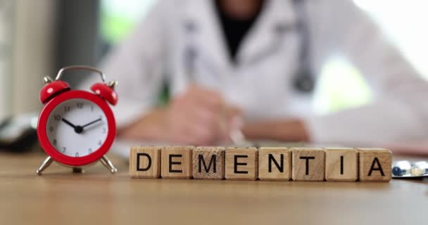 Doktor píše diagnózu demence a budík. Demence způsobuje příznaky diagnózy a léčby - Záběry, video