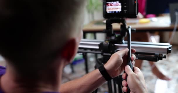 Videograf natáčí výuková videa pro video blog na stativu v kanceláři. Fotografování vysoce kvalitního obsahu pro vlog - Záběry, video