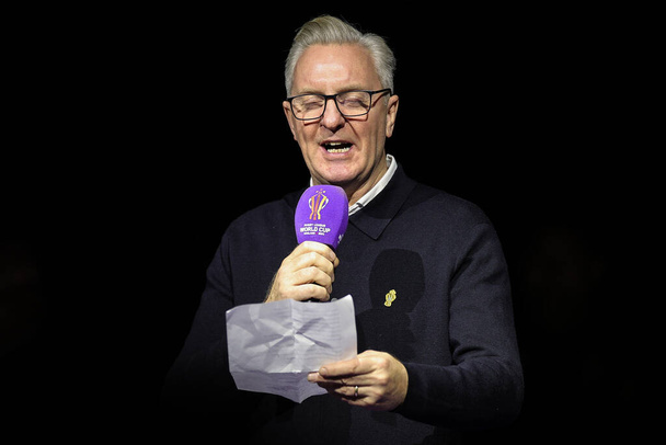 Tony Walsh lê um poema à frente da Copa do Mundo de Rugby League 2021 Final França vs Inglaterra em Manchester Central, Manchester, Reino Unido, 18 de novembro de 2022 - Foto, Imagem