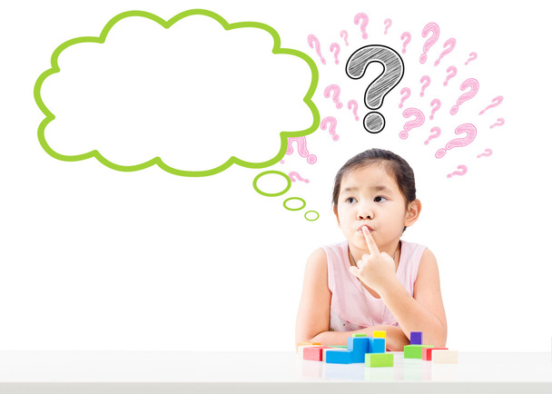 Pensant petite fille avec point d'interrogation sur la tête et bulle vide isolé sur fond blanc
 - Photo, image