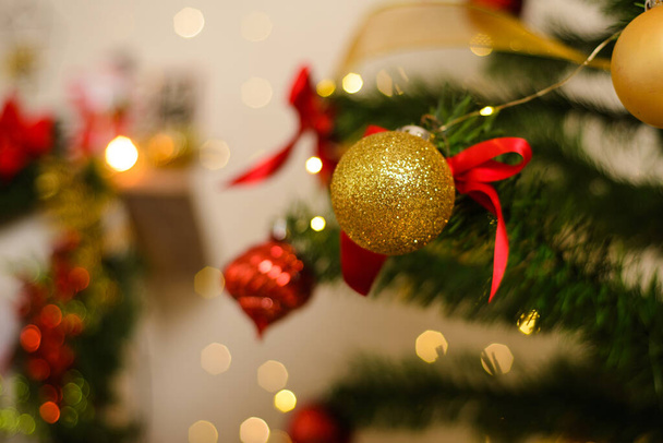 Σφαίρες και άλλα διακοσμητικά στοιχεία ενός χριστουγεννιάτικου δέντρου. Τεχνητό χριστουγεννιάτικο δέντρο. - Φωτογραφία, εικόνα