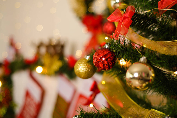 Esferas y otros elementos decorativos de un árbol de Navidad. Árbol de Navidad artificial. - Foto, imagen