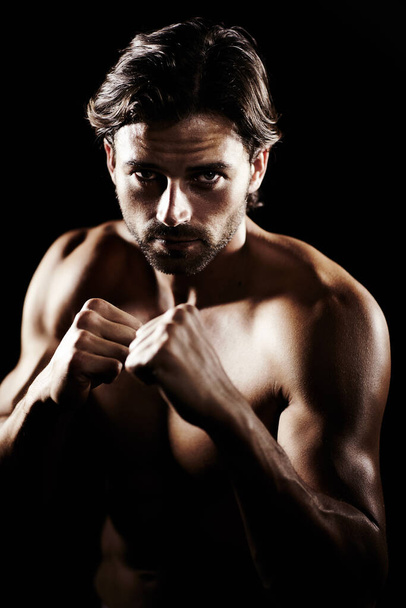 İyi bir dövüş şekli. Savaşmaya hazır genç kaslı bir boksörün portresi. - Fotoğraf, Görsel