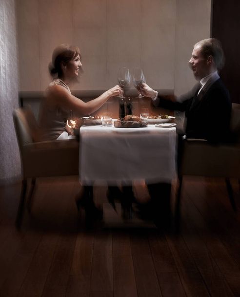Любов у повітрі. пара вечеряє в ресторані
 - Фото, зображення