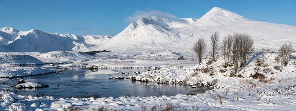 Rannch MoorのLoch Baの間でスコットランドのハイランド山脈を目指す壮大な冬の風景画像 - 写真・画像
