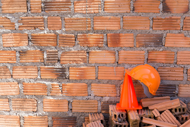 Segurança capacete de construção e cone no canteiro de obras
 - Foto, Imagem
