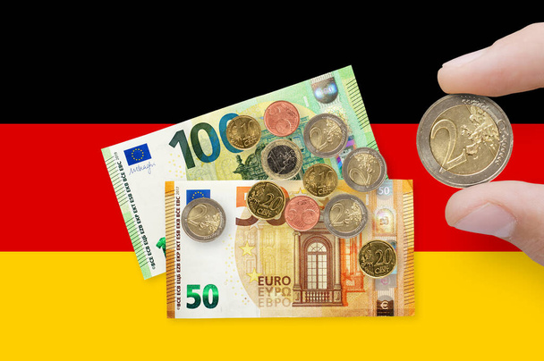 Moneda de la Unión Europea sobre Alemania Bandera. EUR es la moneda oficial de la Unión Europea. El concepto de crisis financiera y recesión - Foto, Imagen