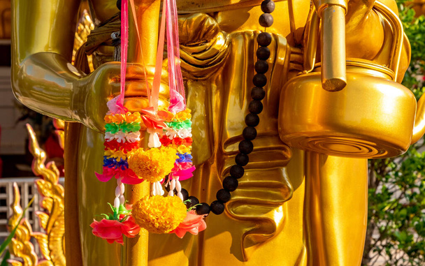 Χρυσό άγαλμα του Βούδα σε ένα ναό στο Mae Sot Ταϊλάνδη - Φωτογραφία, εικόνα