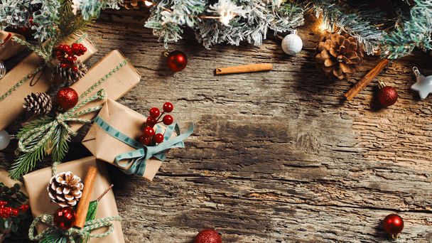 Рождественские подарки на плоском слое и деревянном столе - Фото, изображение