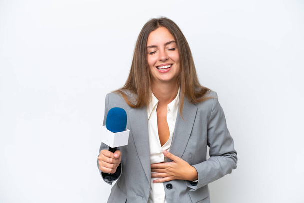 jong TV presentator Kaukasische vrouw geïsoleerd op witte achtergrond glimlachen veel - Foto, afbeelding