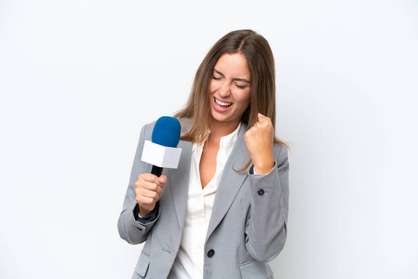 Mladý televizní moderátor běloška žena izolované na bílém pozadí slaví vítězství - Fotografie, Obrázek