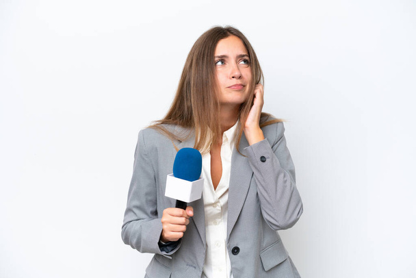 Mladý televizní moderátor běloška žena izolované na bílém pozadí frustrovaný a zakrývající uši - Fotografie, Obrázek