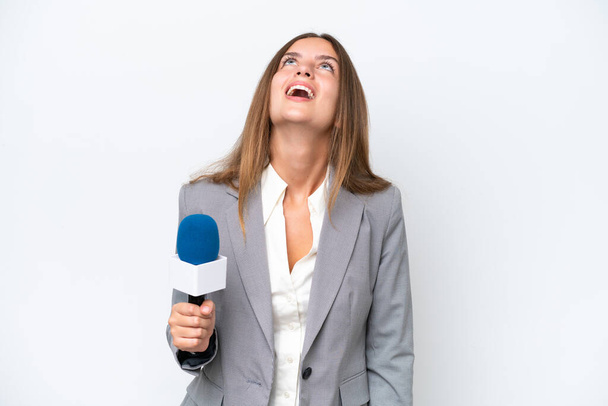 Jovem apresentadora de TV caucasiana mulher isolada no fundo branco rindo - Foto, Imagem