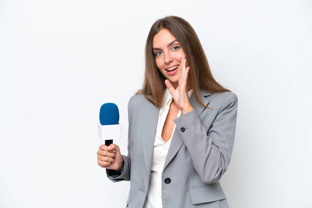 Jovem apresentador de TV mulher caucasiana isolado no fundo branco gritando com a boca bem aberta - Foto, Imagem