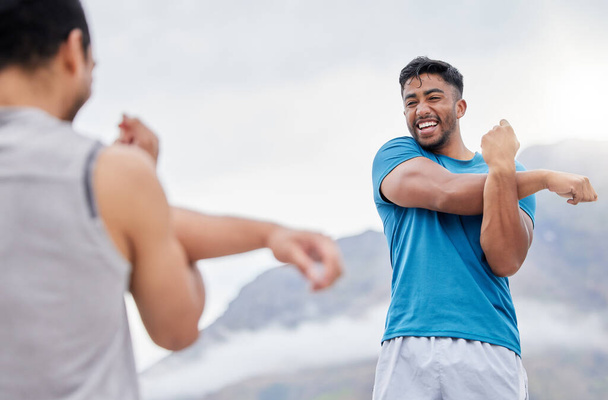 Rozciągnięcie ramion, zdrowie i przyjaciele w przyrodzie do fitness lub wellness. Trening, ćwiczenia i szczęśliwi mężczyźni, grupa lub ludzie rozgrzewają ramiona razem przygotowując się do biegania, treningu lub cardio na świeżym powietrzu - Zdjęcie, obraz