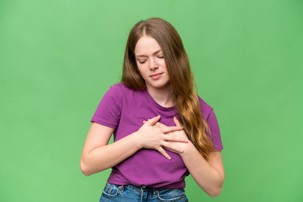 Молодая красивая женщина на изолированном фоне с болью в сердце
 - Фото, изображение
