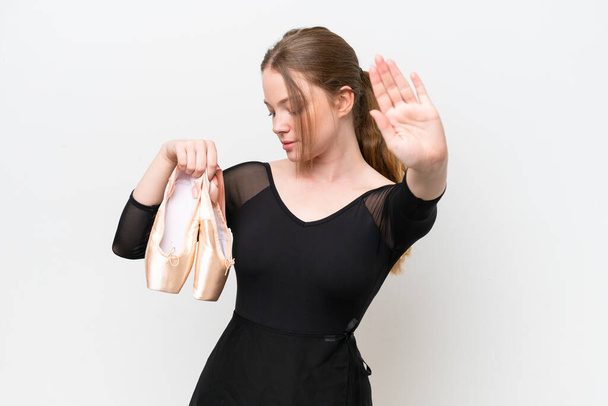 jonge vrouw oefenen ballet geïsoleerd op witte achtergrond maken stop gebaar en teleurgesteld - Foto, afbeelding