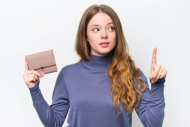 Junge hübsche Frau hält Brieftasche isoliert auf weißem Hintergrund in der Absicht, die Lösung zu realisieren, während sie einen Finger hebt - Foto, Bild
