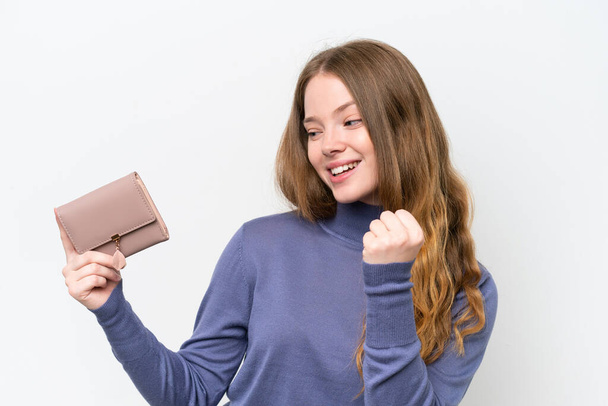 Junge hübsche Frau mit Geldbörse auf weißem Hintergrund feiert einen Sieg - Foto, Bild
