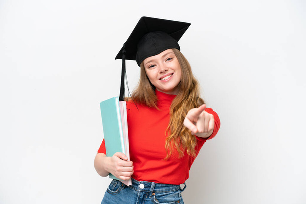 Fiatal egyetemi diplomás nő elszigetelt fehér háttér mutatva front boldog kifejezés - Fotó, kép