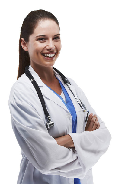 Ein engagierter Arzt. Studioporträt einer schönen jungen Ärztin, die mit verschränkten Armen vor weißem Hintergrund steht - Foto, Bild