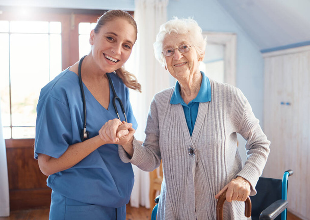 Hand in hand, portret en verpleegster met een oudere vrouw na medisch consult in een verpleeghuis. Gezondheidszorg, ondersteuning en zorgverlener of arts die een controle uitvoert op oudere dame in bejaardentehuis - Foto, afbeelding