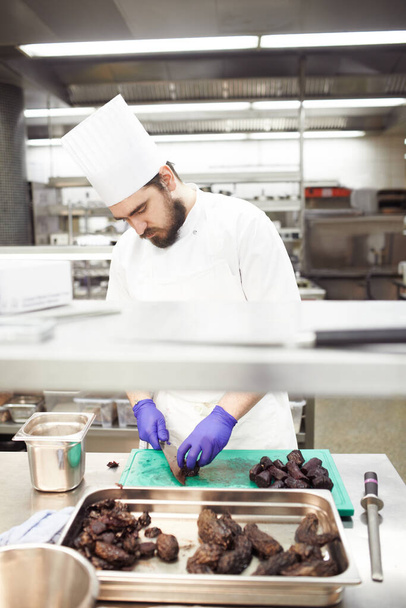 Valmistautuminen on kaikki kaikessa. kokit valmistelevat ateriapalvelua ammattimaisessa keittiössä - Valokuva, kuva