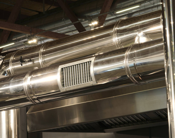 ventilação de ar em um tubo de aço do sistema de ar condicionado - Foto, Imagem