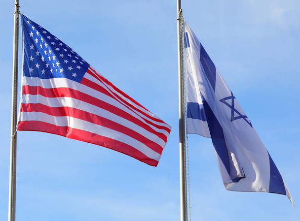 флаг Соединенных Штатов Америки и Израиля, размахивающий - Фото, изображение