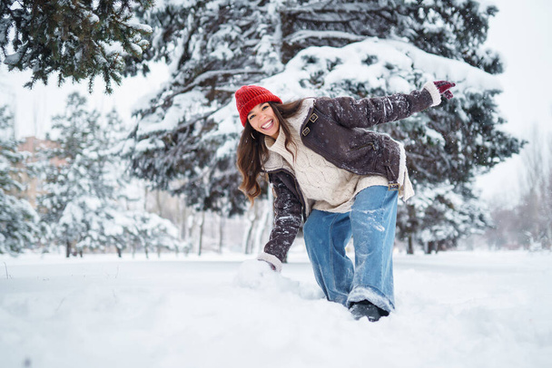 Happy woman  enjoying first snow in the forest. Holidays, rest, travel concept - Foto, imagen