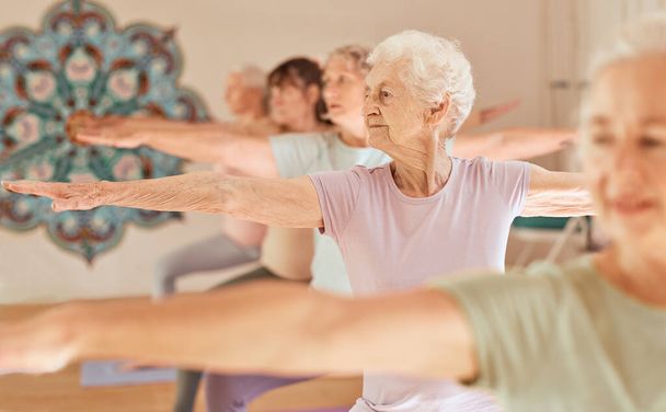 Yoga fitness, sınıf ve yaşlı kadınlar pilates stüdyosunda sağlık, sağlık ve emeklilik eğitimi alıyor. Sağlık, vücut çalışması ve sakin bir grup insan sağlıklı yaşam tarzı için egzersiz yapıyor.. - Fotoğraf, Görsel