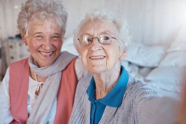 Vanhempia naisia, ystäviä ja selfie hymyillen, onnea ja hoitoa vierailun aikana tai elämäntapa hoitokodissa yhdessä. Kasvot muotokuva vanhusten onnellinen eläkkeelle, tukea ja luottamusta. - Valokuva, kuva