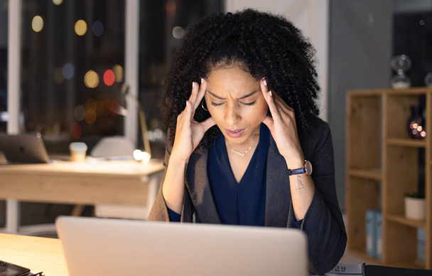 Stres w pracy, ból głowy i czarna kobieta pracująca na komputerze biurowym w nocy w terminie biznesowym. Lęk, wypalenie i ból głowy spowodowane profesjonalnym stresem i zmęczeniem technologią i e-mailem. - Zdjęcie, obraz