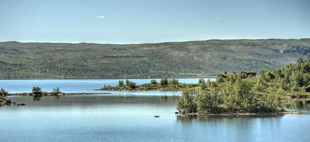 Prachtig uitzicht op de bergen en het meer van het Hardanger Plateau National Park in Noorwegen in de zomer - Foto, afbeelding