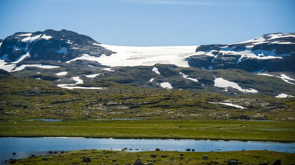 Bela vista sobre as montanhas e lago do planalto hardanger parque nacional na Noruega no verão - Foto, Imagem