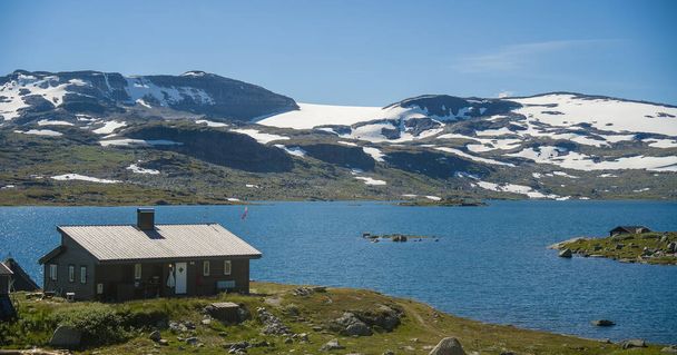 Hermosa vista sobre las montañas y el lago del parque nacional de la meseta del hardanger en Noruega en verano - Foto, Imagen