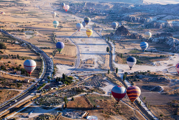 pohled na údolí Cappadocia v časném ranním hodinách s horkovzdušnými balóny. Pohled shora - Fotografie, Obrázek