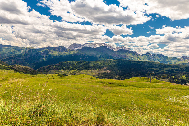 dolomiti alpen in alta badia landschaft amd spitzen blick, trentino alto adige region italien - Foto, Bild