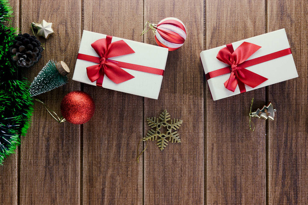 Karácsonyi nyaralás összetétele, gyönyörű Xmas fekete tábla keretezett dekorációs elemek és ajándékdoboz, kalibrálás téli nyaralás fa háttér ünnepi dekoratív elemek és másolás helyet szöveg - Fotó, kép