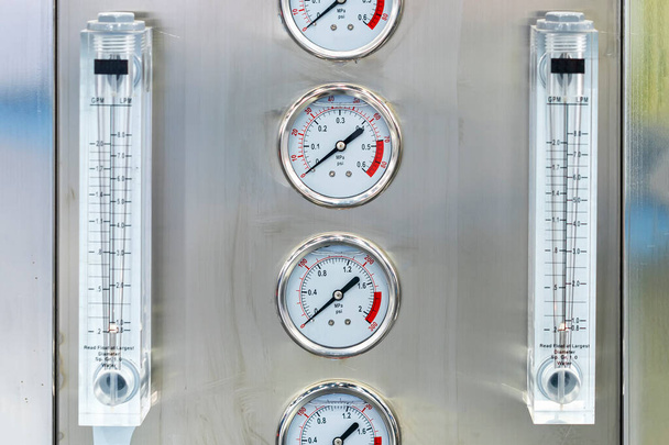 basınç ölçümü için basınçlı ölçüm cihazı ve yakın tüp içindeki sıvı veya sıvının hacim akış hızı - Fotoğraf, Görsel