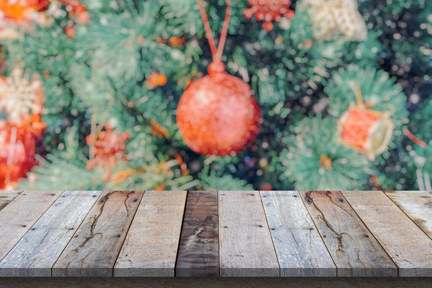 Üres fa asztal tetején elmosódott karácsonyfa bokeh fény háttér - Fotó, kép