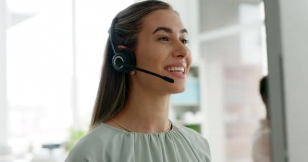 Call center, telemarketing, és ügyfélszolgálati nő tanácsadási ügyfél segítségével headset és a PC információért egy crm irodában. Happy lépjen kapcsolatba velünk és értékesítési tanácsadó az íróasztalnál támogatást és segítséget. - Felvétel, videó