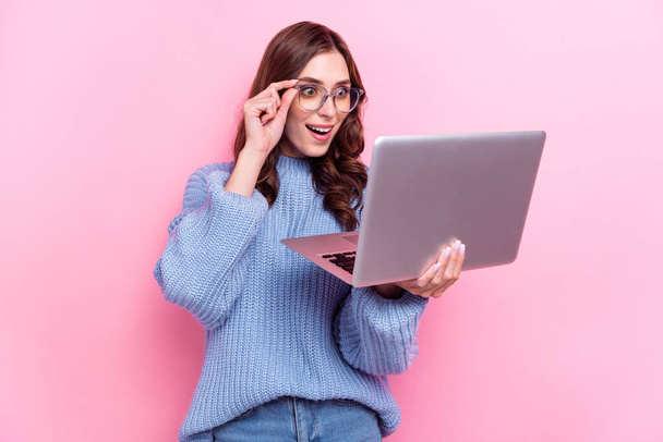 Foto von erstaunt positiven Mädchen Arm berühren Brillen starren sprachlos drahtlose Netbook isoliert auf rosa Hintergrund. - Foto, Bild