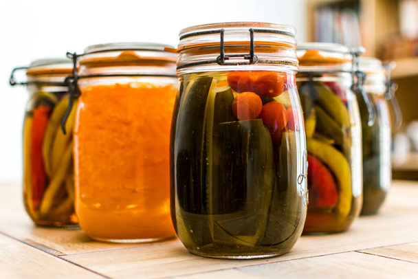 Skleněné sklenice s marinovaným jídlem, lacofermentované, papriky a zeleninou - Fotografie, Obrázek