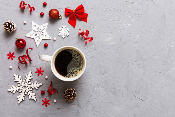 Delicious fresh festive morning coffee in a ceramic cup with little wrapped gifts, ornament and xmas toy. Cup of coffee and new year toys. - Zdjęcie, obraz